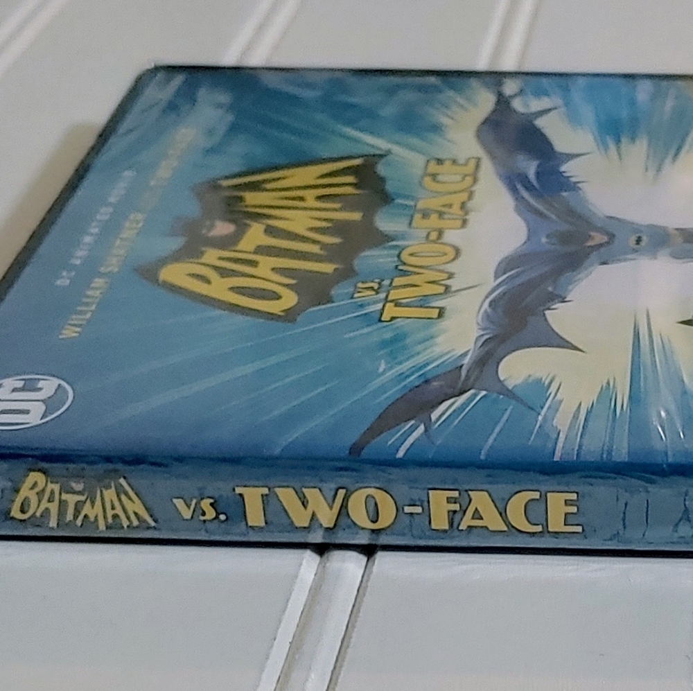 Batman vs. Two-Face DVD - Picture 2 of 2